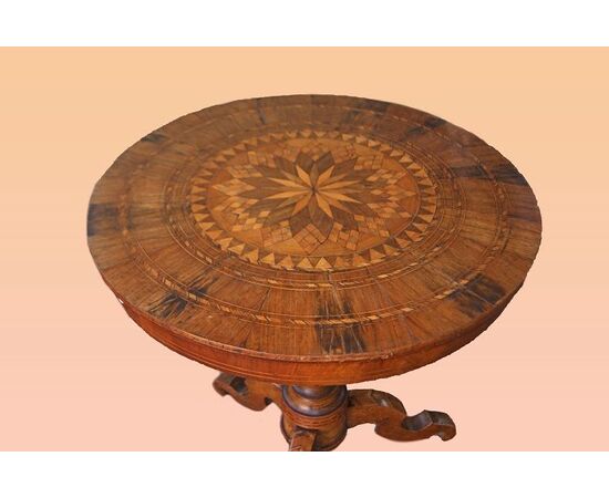 Tavolino circolare italiano sorrentino del 1800 riccamente intarsiato