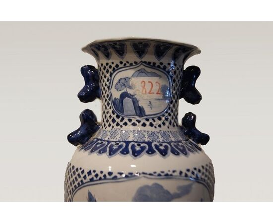 Antico vaso cinese in porcellana bianca con decori blu del 1800