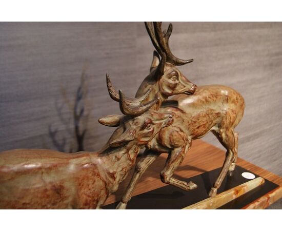 Antica scultura stile Decò raffigurante cervi in metallo con base in marmo