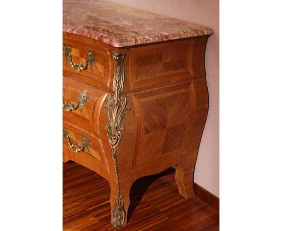 Antico maestoso cassettone comò francese stile Reggenza del 1800 in bois de rose con marmo e bronzi