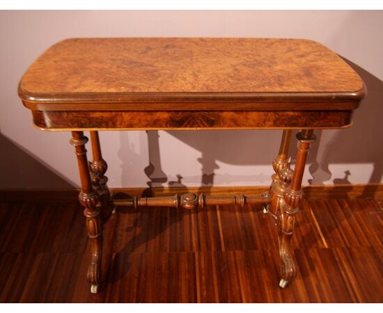 Tavolino da gioco inglese del 1800 in radica di noce con intagli