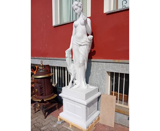 Statua in marmo con basamento