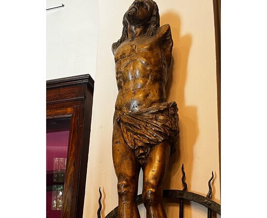 “Cristo crocifisso”. Magnifica scultura lignea del XVI secolo.  Misure 155 cm x 40 cm.