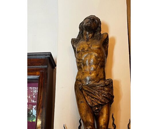 “Cristo crocifisso”. Magnifica scultura lignea del XVI secolo.  Misure 155 cm x 40 cm.