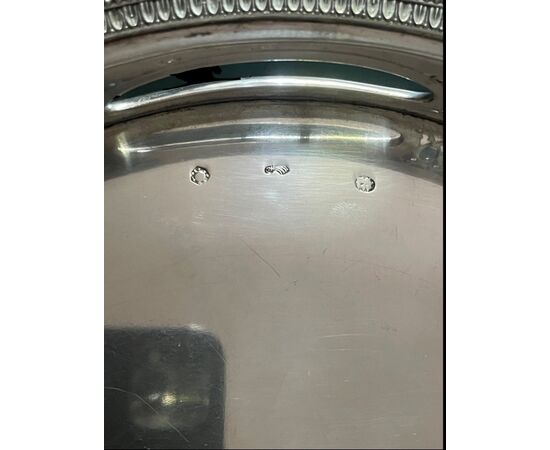 Vassoio ovale in argento con prese laterali e motivo geometrico traforato.Punzone di Venezia.