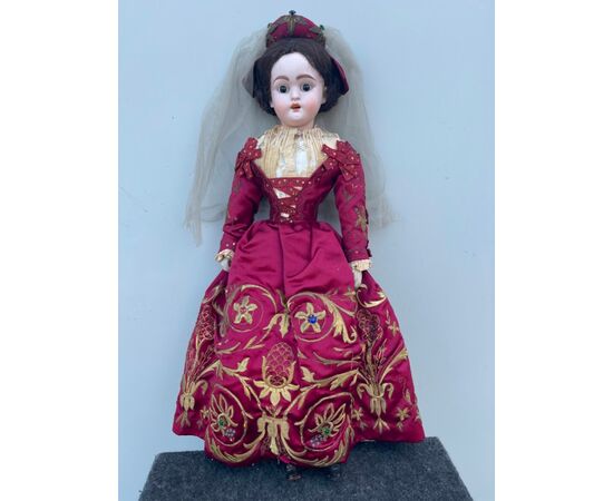 Bambola con testa in bisquit  e corpo in cartapesta.Abito ricamato del’700..Firma Mayer e Fels.Milano