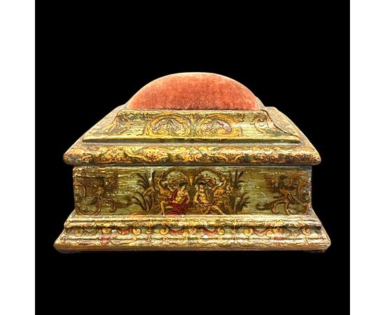 Scatola da cucito in legno intarsiato e laccato con personaggi e motivi neoclassici.Italia