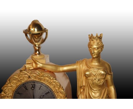 Parigina orologio da tavolo francese del 1800 in bronzo dorato stile Impero con dama 