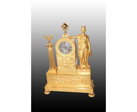 Parigina orologio da tavolo francese del 1800 in bronzo dorato stile Impero con dama 