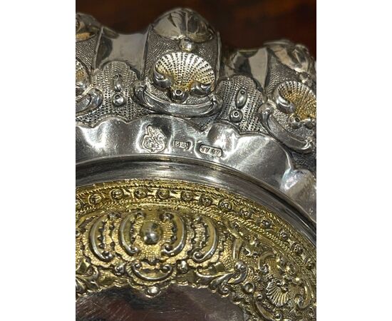 Scatola in argento con tondo in smalto, parti vermeille e decoro a motivi vegetali stilizzati e rocaille.Mosca,Russia.1787.