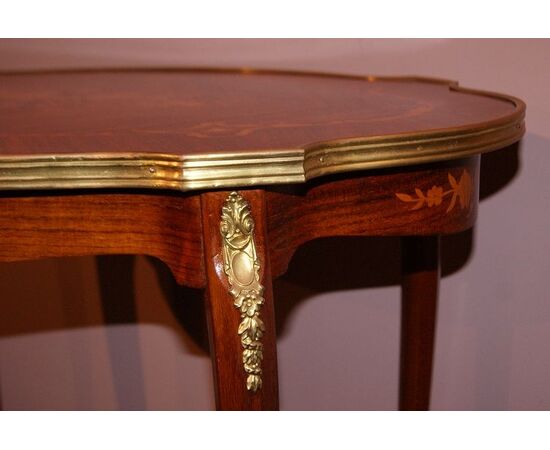 Tavolino basso francese stile Luigi XV del 1800 in bois de violette riccamente intarsiato