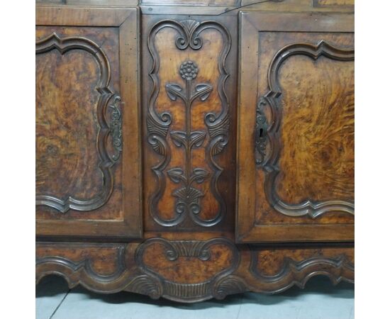 Credenza con alzata o piattaia francese in essenze pregiate del XIX secolo 