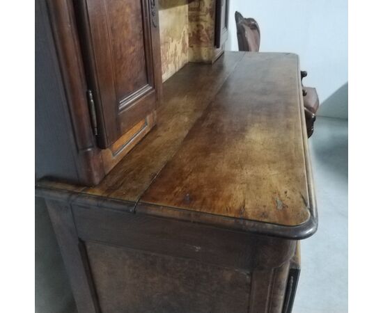 Credenza con alzata o piattaia francese in essenze pregiate del XIX secolo 