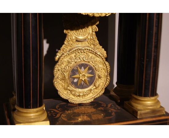 Orologio da tavolo francese stile Carlo X in bosso e legno ebanizzato del 1800