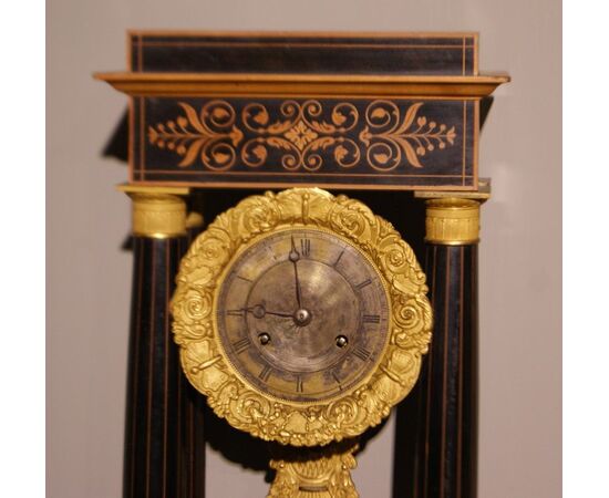 Orologio da tavolo francese stile Carlo X in bosso e legno ebanizzato del 1800