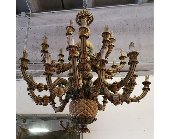 Grande e particolare lampadario in legno intagliato e laccato