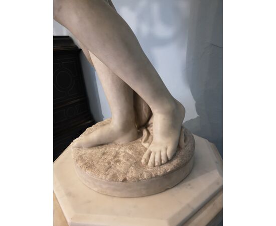  Statua in marmo bianco con base , raffigurante Venere