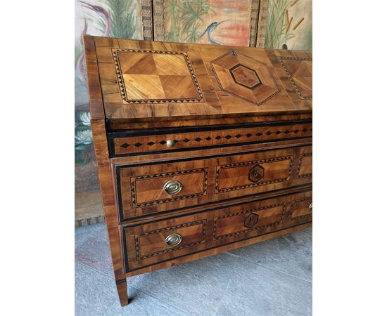 Drop-leaf chest of drawers period: XVIII century     
