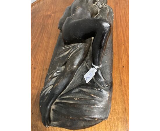 Antica scultura “nudo disteso “ 1940 art decò in terracotta brunita. Mis 33 x 14 Altezza cm 10