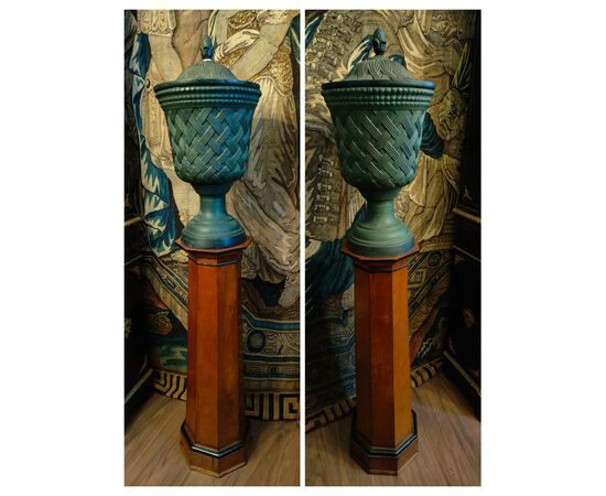 Coppia di vasi in ghisa con coperchio e colonne in legno, epoca: Impero