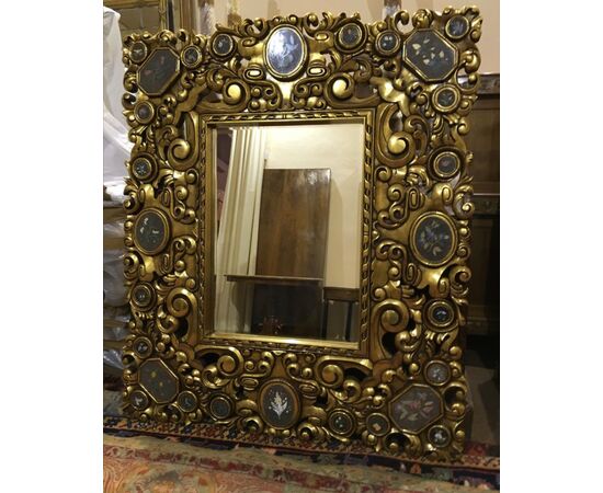 Specchiera in oro zecchino opaco con pietre dure. Epoca anni ‘50.