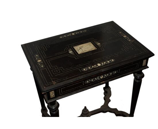 Tavolino italiano Lombardo di inizio 1800 in legno ebanizzato con intarsi in avorio pirografati