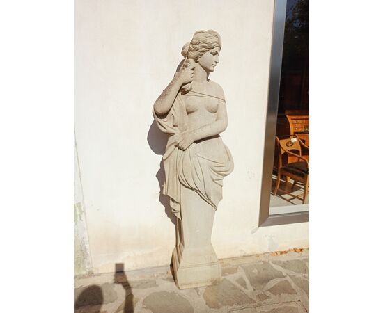 Statua/Colonna raffigurante figura femminile in pietra