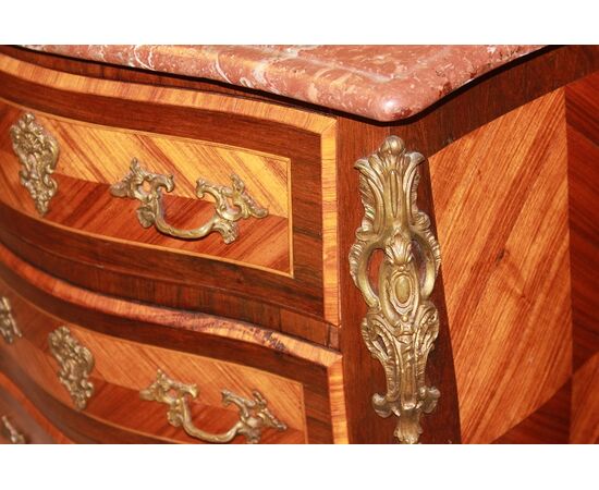 Piccolo cassettone comoncino stile Luigi XV a 3 cassetti con bronzi e marmo del XIX secolo
