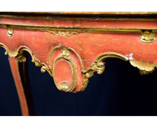 Consolle barocca in legno laccato rosso e dorato, Venezia XVIII secolo