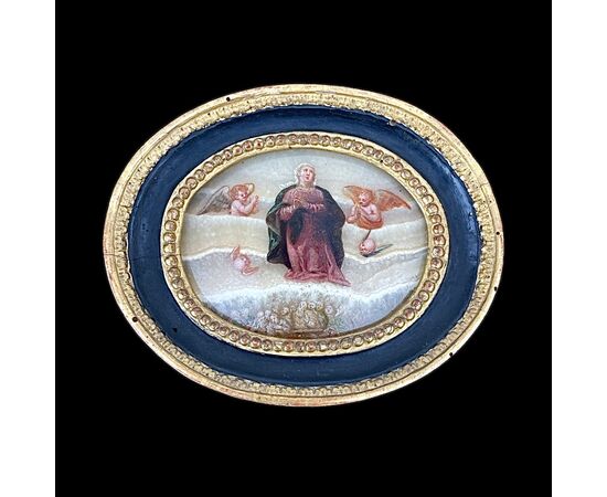 Dipinto su alabastro ovale con scena di Madonna con angeli e personaggi.Toscana.