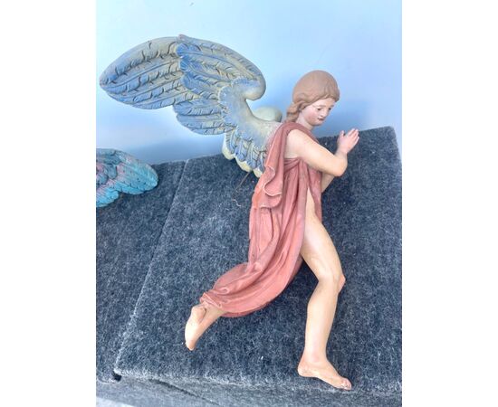 Coppia di angeli policromi a figura intera in legno scolpito e dipinto.Occhi in vetro.Liguria.