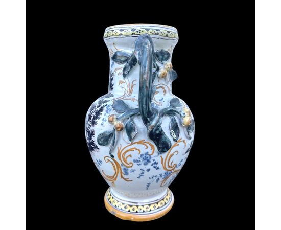 Vaso in maiolica con manici a forma di rami intrecciati e decoro con motivi neoclassici,vegetali e geometrici.Manifattura di Giacomo Boselli.Savona.