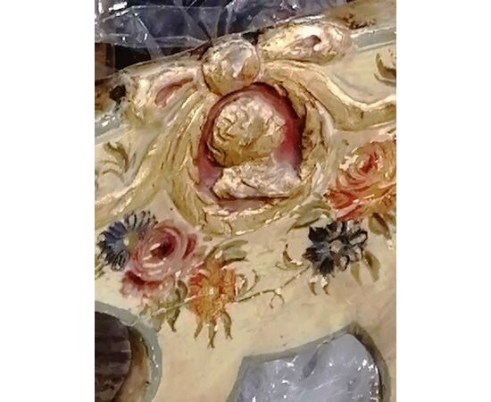 2 poltrone intagliate e dipinte con ritratti e motivi floreali - Venezia '700