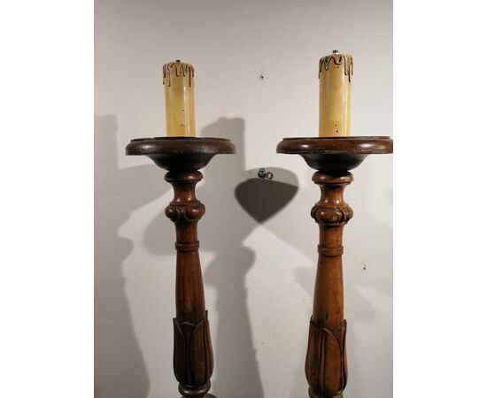 Coppia di candelieri fine '700 in legno intagliato