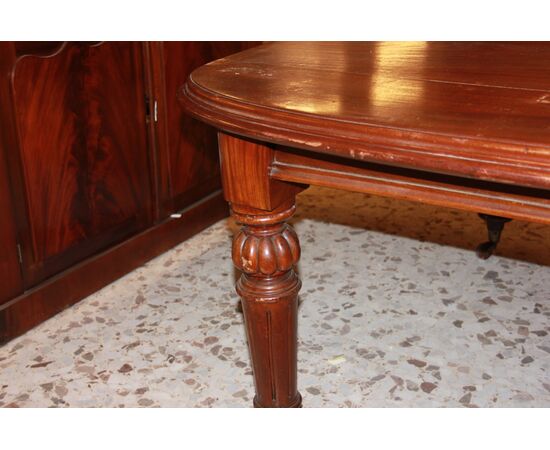 Tavolo allungabile inglese della seconda metà 1800 stile Vittoriano in legno di mogano
