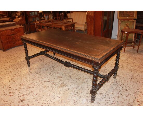 Grande tavolo francese di inizio 1800 in legno di noce con intagli