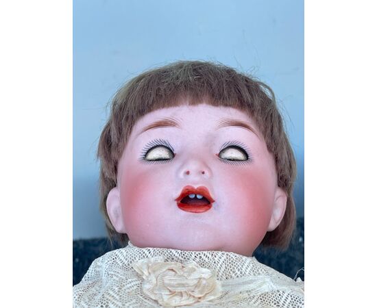 Bambola bebe’caractère con testa in bisquit, occhi mobili e corpo in cartapesta.Firma Kammer e Reinhardt.Germania
