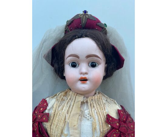 Bambola con testa in bisquit  e corpo in cartapesta.Abito ricamato del’700..Firma Mayer e Fels.Milano
