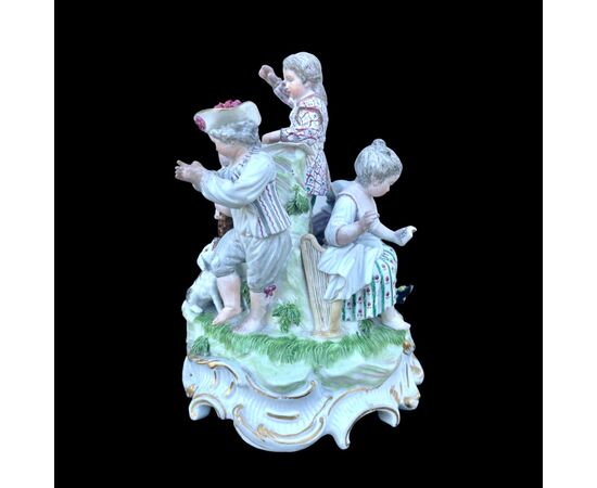Gruppo in porcellana raffigurante bambini musicanti.Meissen