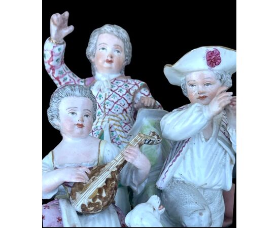 Gruppo in porcellana raffigurante bambini musicanti.Meissen