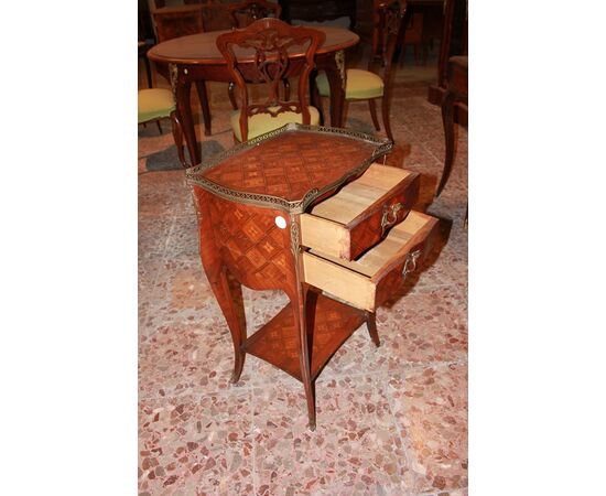 Comodino tavolino francese della seconda metà del 1800 stile Luigi XV in bois de rose