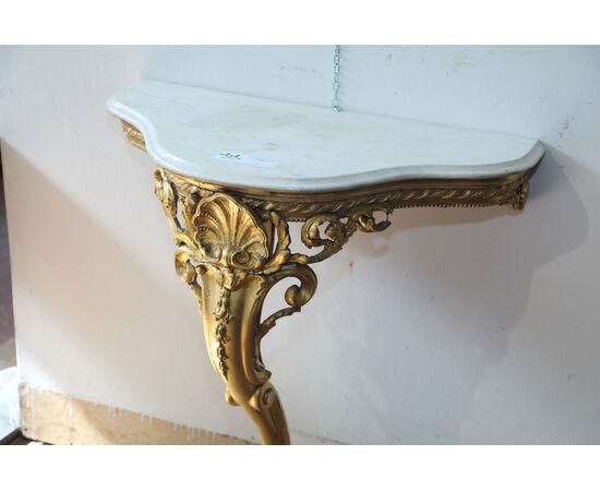 Consollina a mezzaluna in legno dorato  con piano in marmo bianco di Carrara