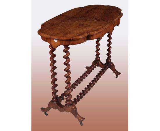 Tavolino ovale a biscotto in noce fiammato inglese del 1800 