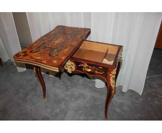 Prezioso tavolino da gioco inglese di gusto francese stile Luigi XV prima metà 1800
