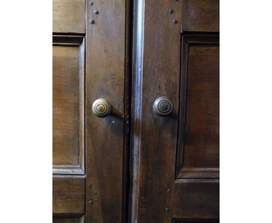 ptn246 - walnut door complete with its portal, eighteenth century, cm l 256 xh 311     