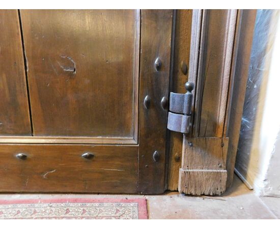 ptn246 - walnut door complete with its portal, eighteenth century, cm l 256 xh 311     