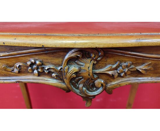 Piccolo tavolino veneziano intagliato