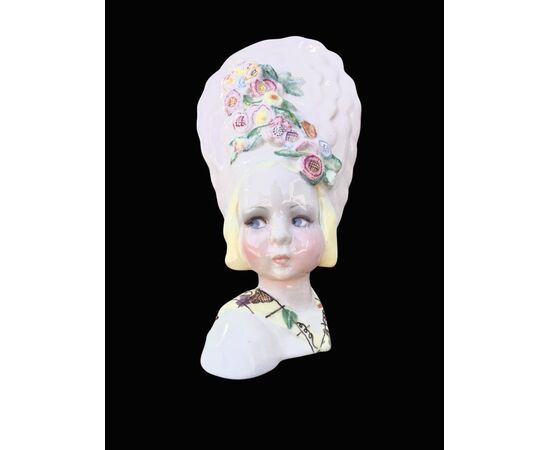 Busto femminile in ceramica con cappello e motivi floreali in rilievo.Essevi di Sandro Vacchetti.Torino