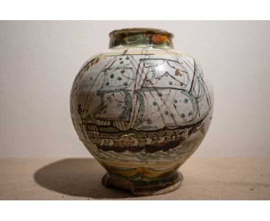 Vaso a boccia in ceramica raffigurante antico veliero - integro con scheggiature alla base - XVI secolo
