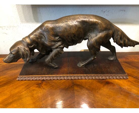 Cane setter in bronzo su base in legno cm. 43 x 13 x 17
